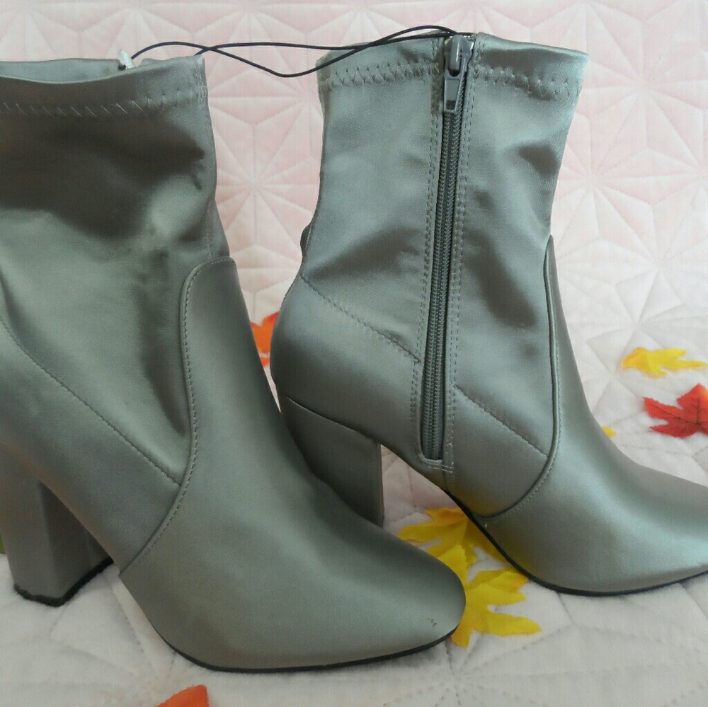Nwt Metallic gray Sateen Sock booties - Picture 2 of 4